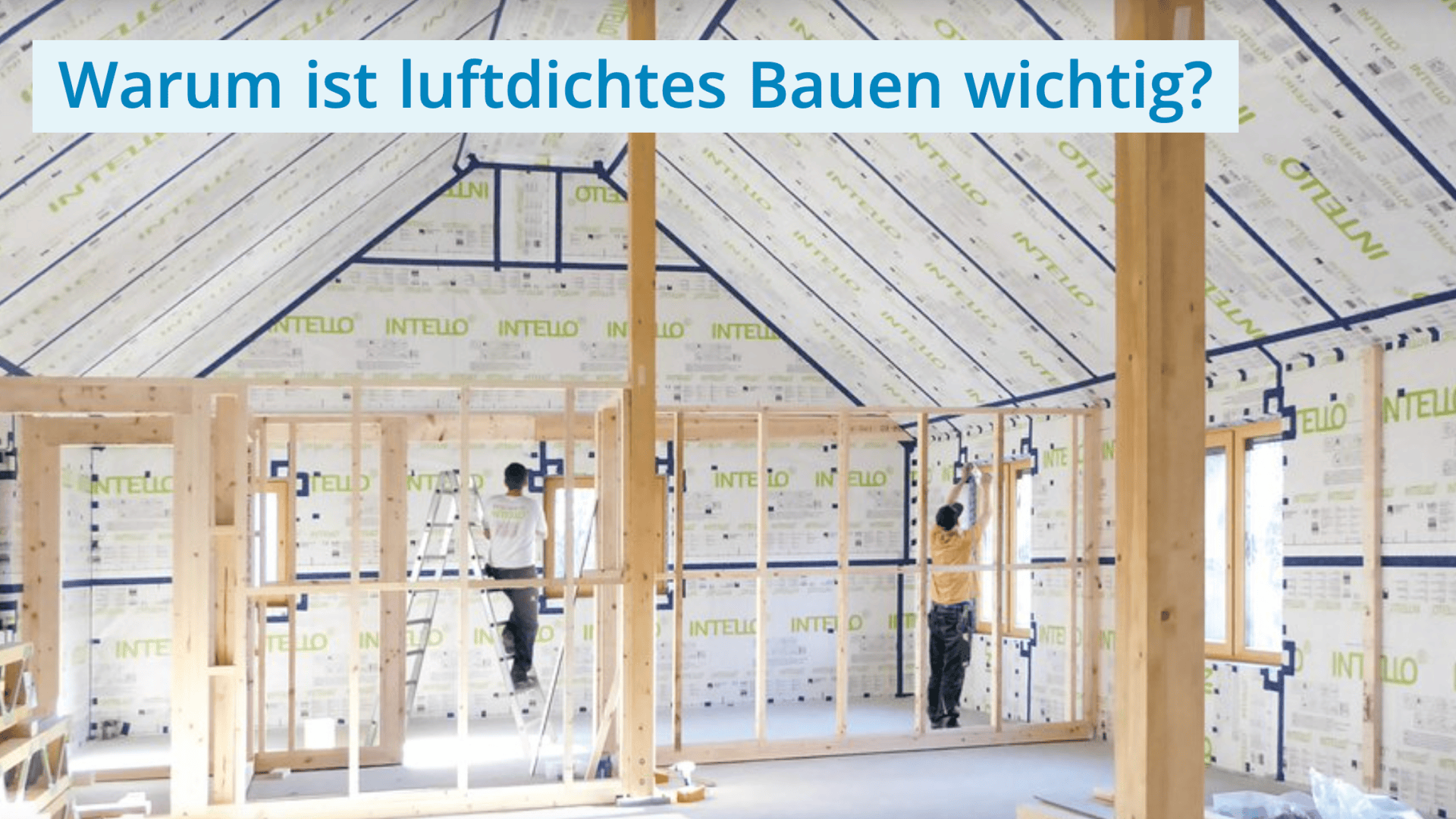 Zwei Personen arbeiten im Inneren eines im Bau befindlichen Hauses, dessen Wände und Decken mit luftdichten Membranen verkleidet sind. Der deutsche Text am oberen Rand fragt: Warum ist luftdichtes Bauen wichtig? (Warum ist luftdichtes Bauen wichtig?).